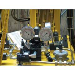 Enerpac G4088L, Hydraulic Pressure Gauge, 100 mm  Face,  Lower Mount, Glycerine Filled, 700 bar maximum pressure