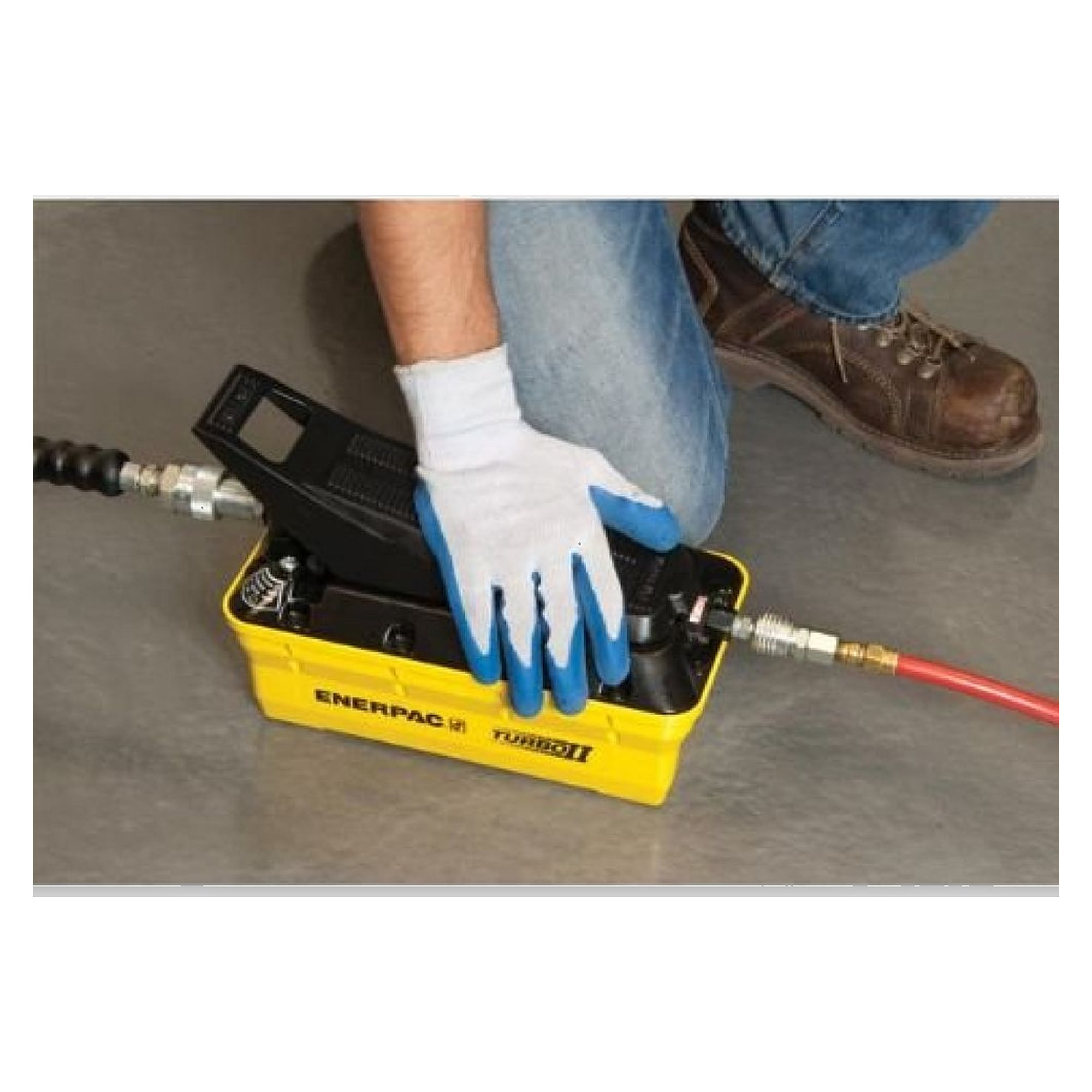 Turbo II Air Hydraulic Pump, 4/3 Manual Valve, 2081 cm³ - Enerpac PAMG1402N