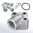 Stauff 1710000467. 90° Pumpenflansch 3-Loch Einschraubversion Größe: LK26 Inkl. metr. Schrauben 8.8 Federringe & O-Ring (NBR) Aluminium